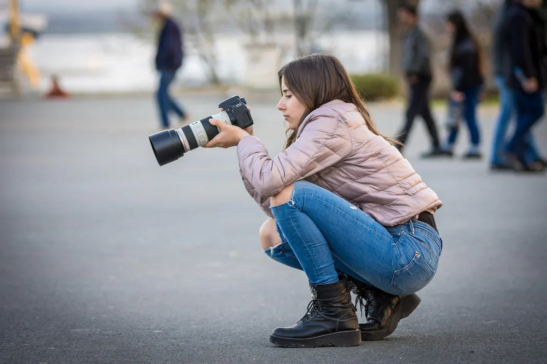 posso fotografare gli animali degli altri, donna per strada che fotografa, Orme Differenti