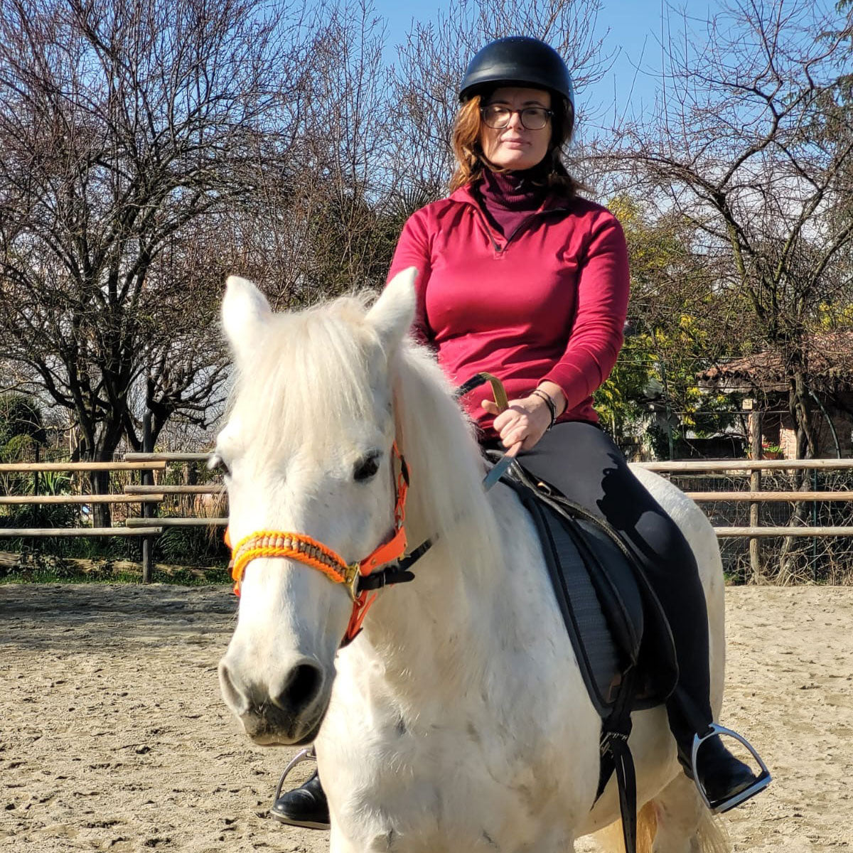 Capezza per cavallo in biothane e paracord indossata da cavalla bianca, con donna in sella, morbida ed elegante di Orme Differenti