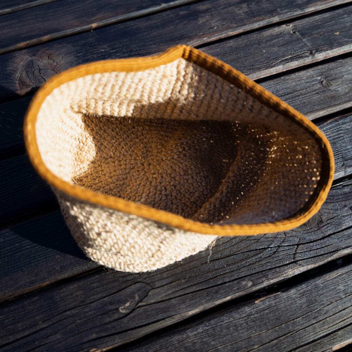 Cesta in iuta naturale, semirigida, per raccogliere i giochi del cane, fotografata dall'alto, marchio Orme Differenti