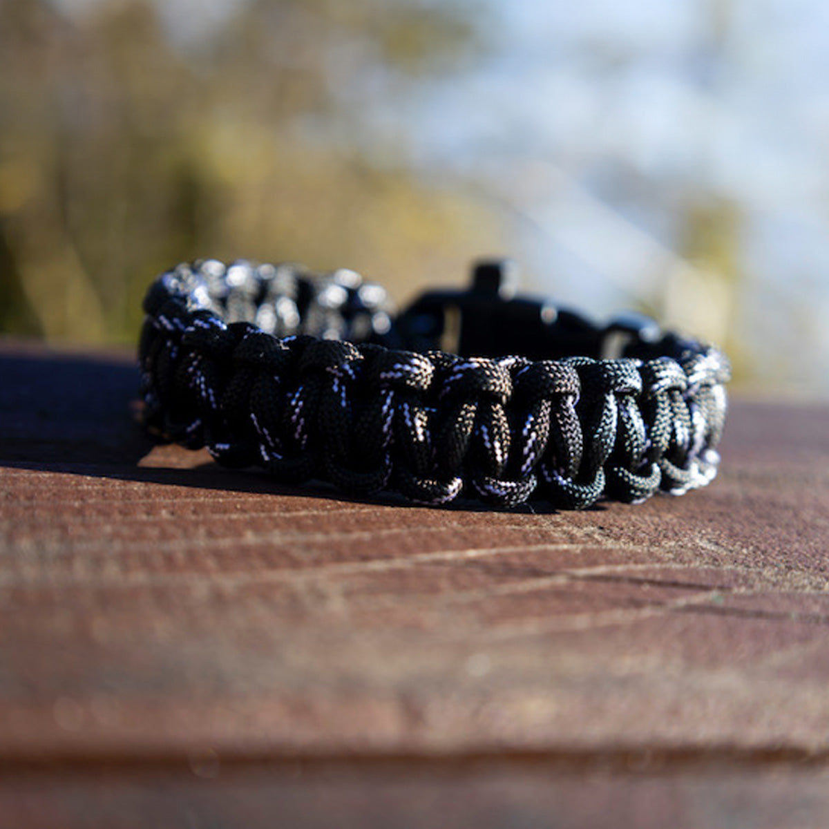 Collare Dark di Orme Differenti in paracord nero per cani di piccola taglia, fotografia di dettaglio su sfondo marrone