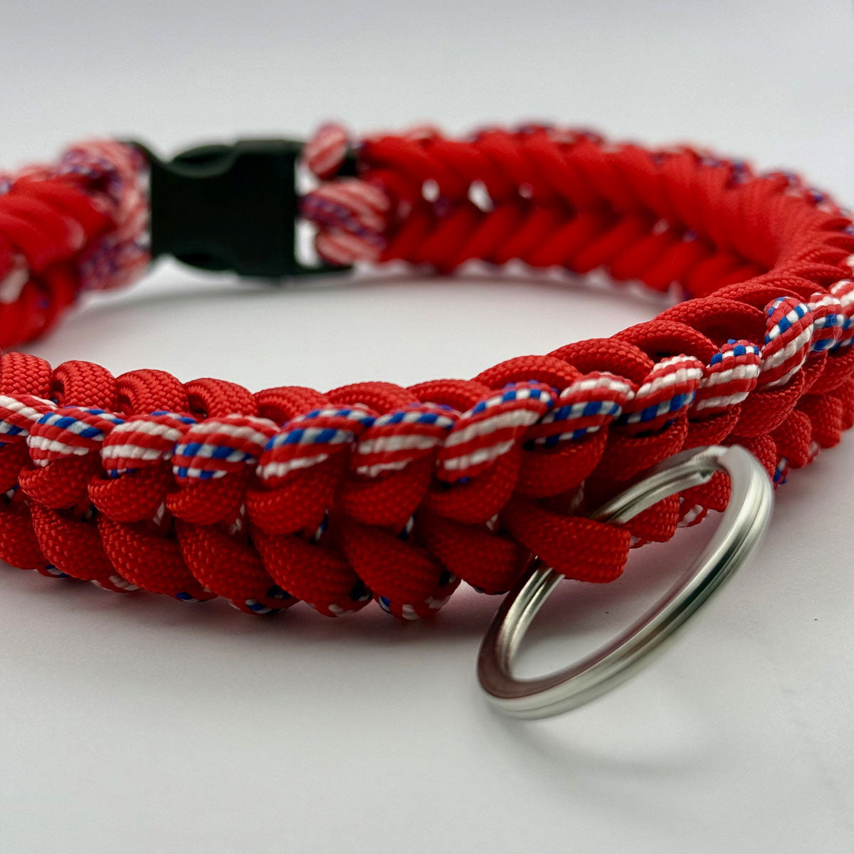 Collare per cani piccola taglia in paracord rosso, immagine dettaglio intreccio e anello - Orme Differenti