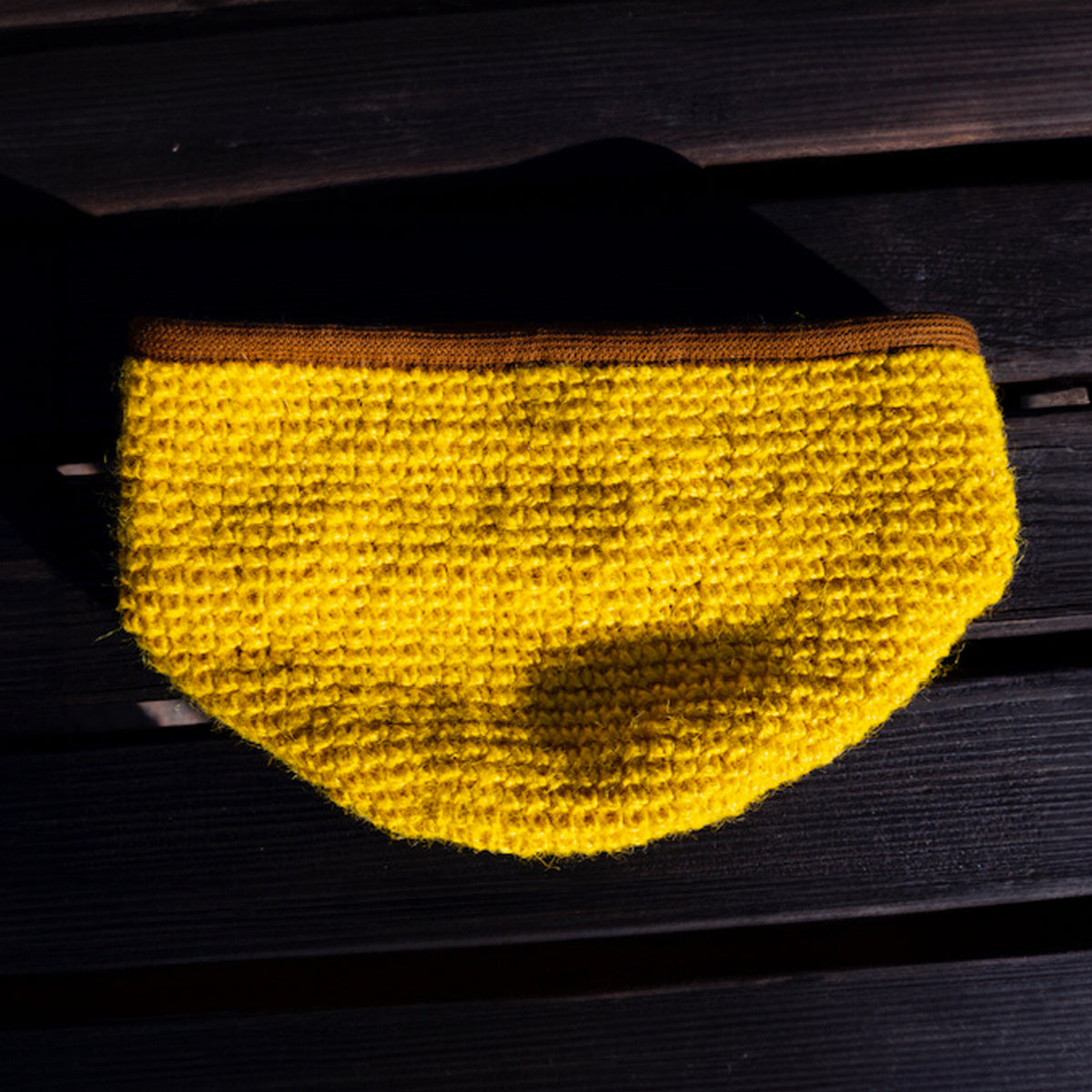 Contenitore porta giochi per gatto di Orme Differenti in juta 100% fibre naturali, di colore giallo con bordo rinforzato