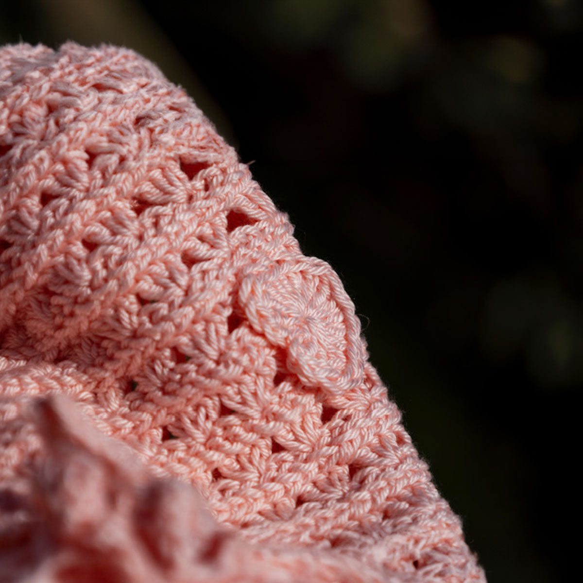 Dettaglio della Copertina Raffinata in cotone rosa per cane e gatto di Orme Differenti, con lavorazione artigianale