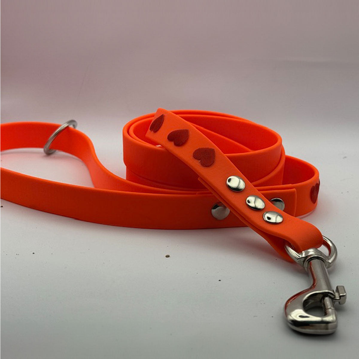 Dettagli minuteria guinzaglio in Biothane color arancione, cuoricini in tessuto in rilievo, Orme Differenti