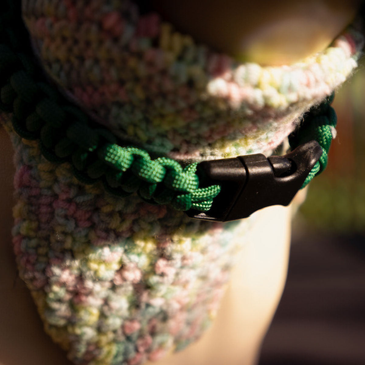 Dettaglio chiusura a fibbia in plastica, collare Paracord verde, cani molto piccoli, abbinato a maglioncino in lana - Orme Differenti