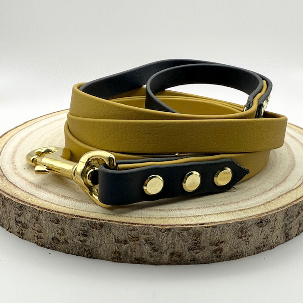 Guinzaglio nero e beige, realizzato a mano in Biothane, resistente e durevole, personalizzabile e impermeabile di Orme Differenti