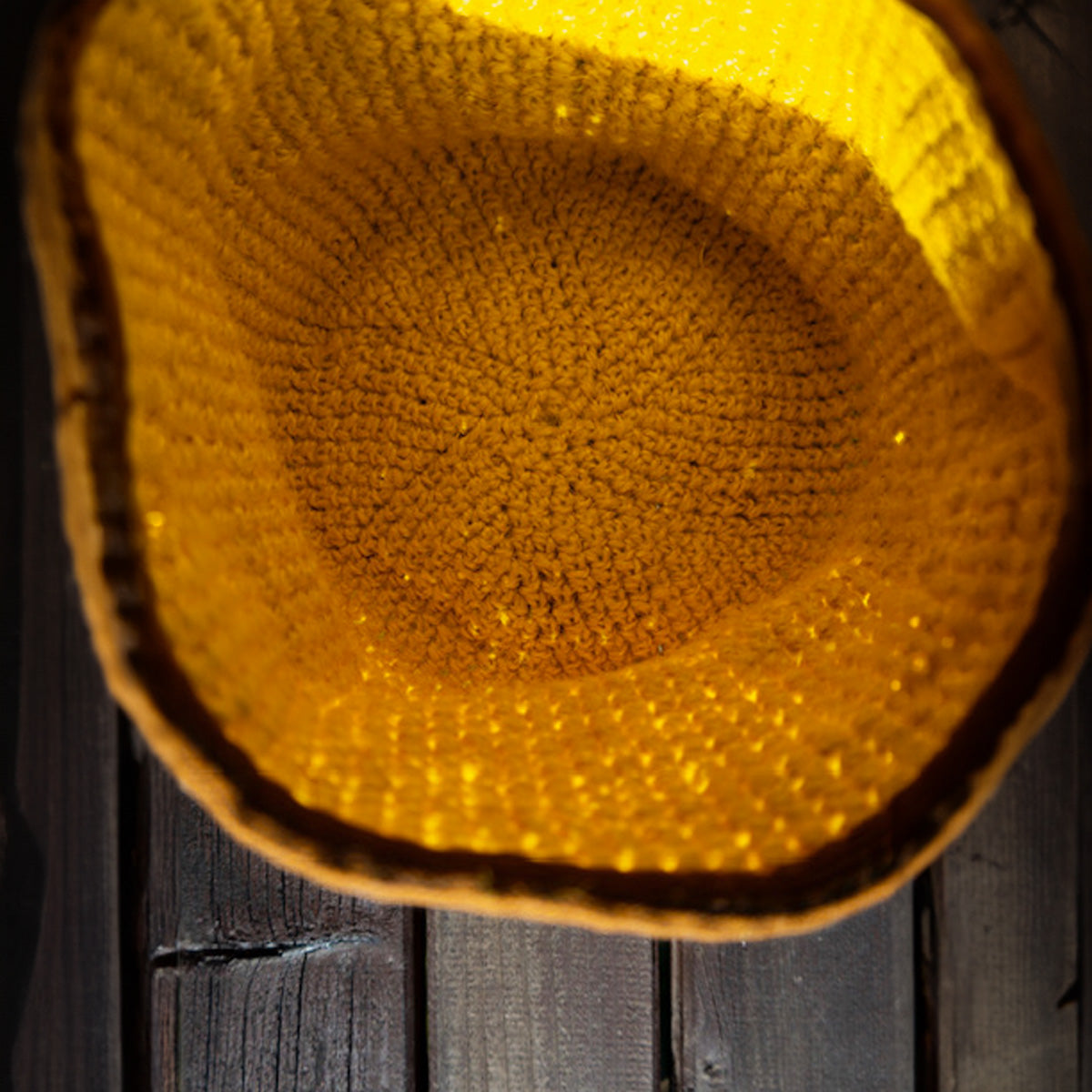 Vista dall'alto dell'interno del cesto porta giochi per gatto di Orme Differenti in juta 100% fibre naturali, di colore giallo