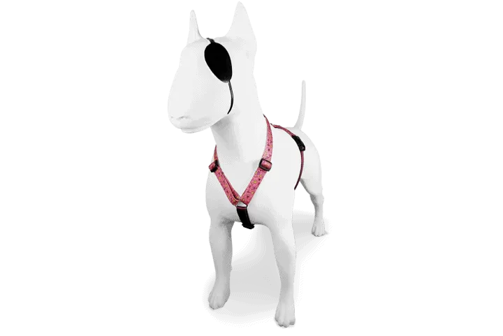 Pettorina ad H Pink Think per cani, comoda e confortevole, made in Italy, indossata su cane finto, di Morso by Orme DIfferenti