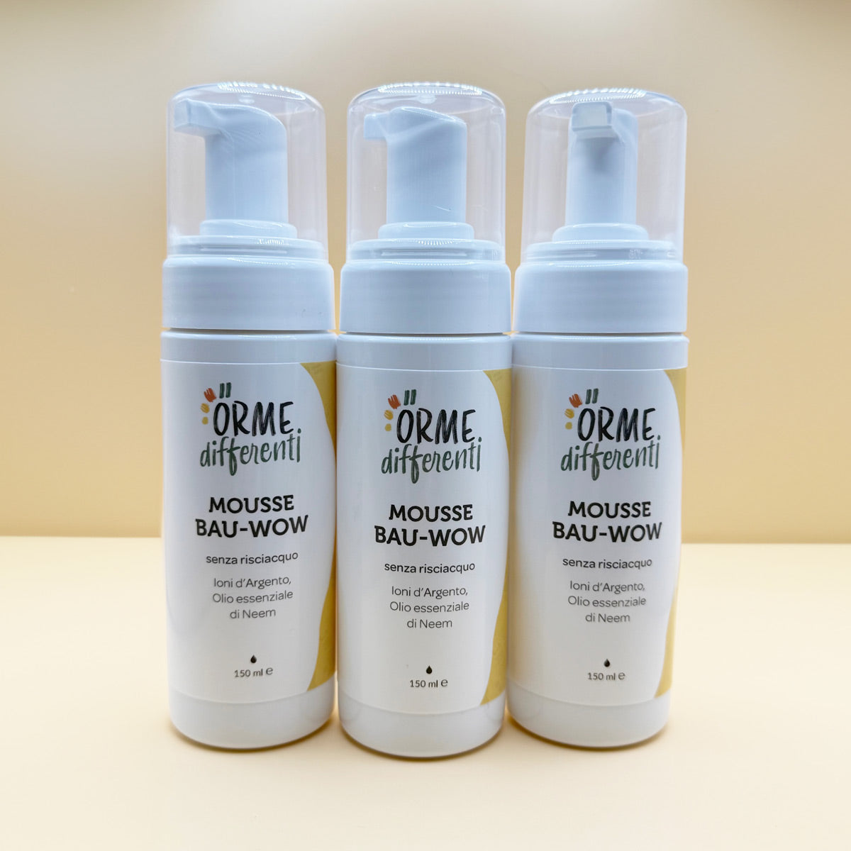 Tre flaconi di Mousse Bau-Wow di Orme Differenti, detergente naturale vegano per cani senza risciacquo