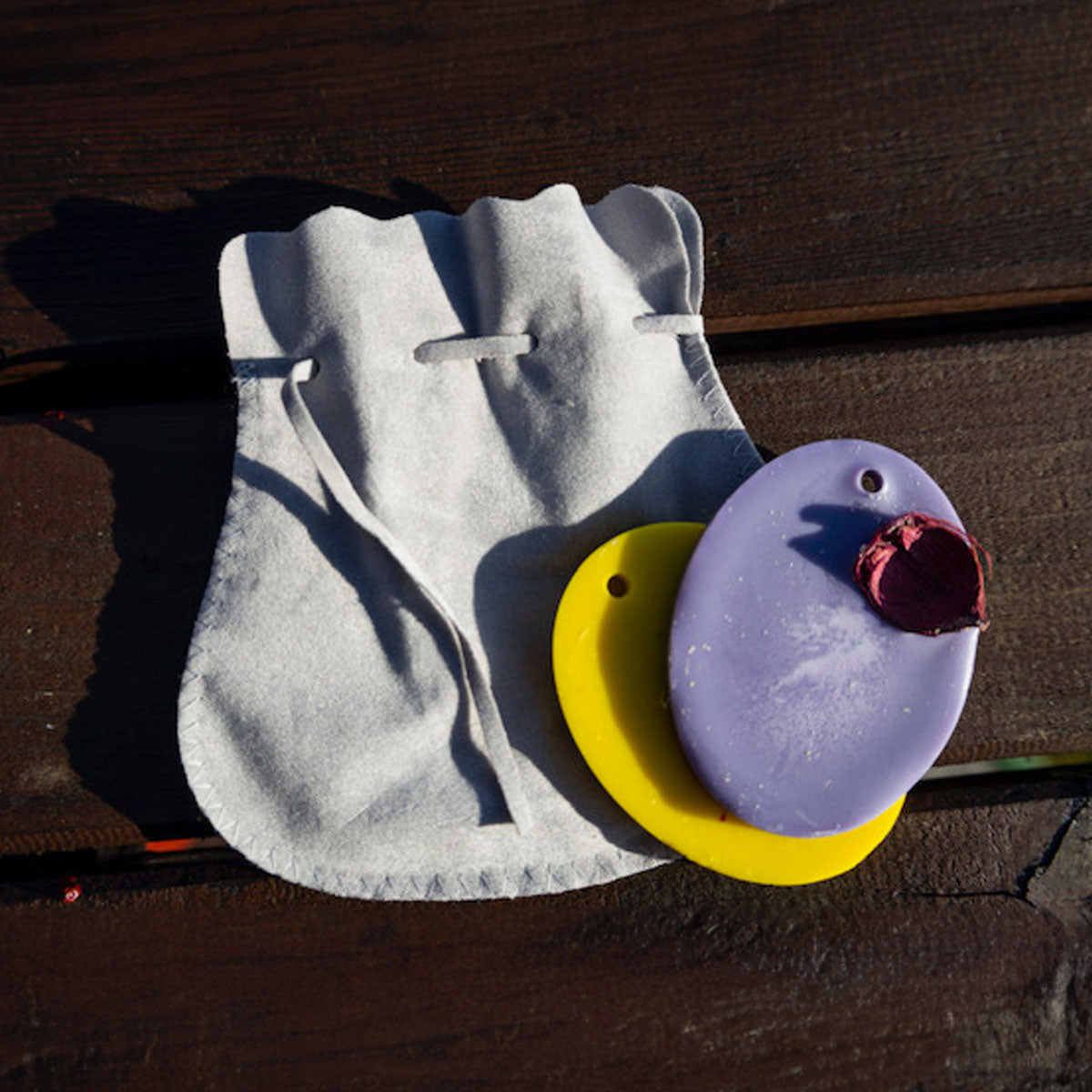 Tarts in cera Ecosoya, disabituante per gatti, fotografati fuoi da un piccolo sacchetto di tessuto - Orme Differenti