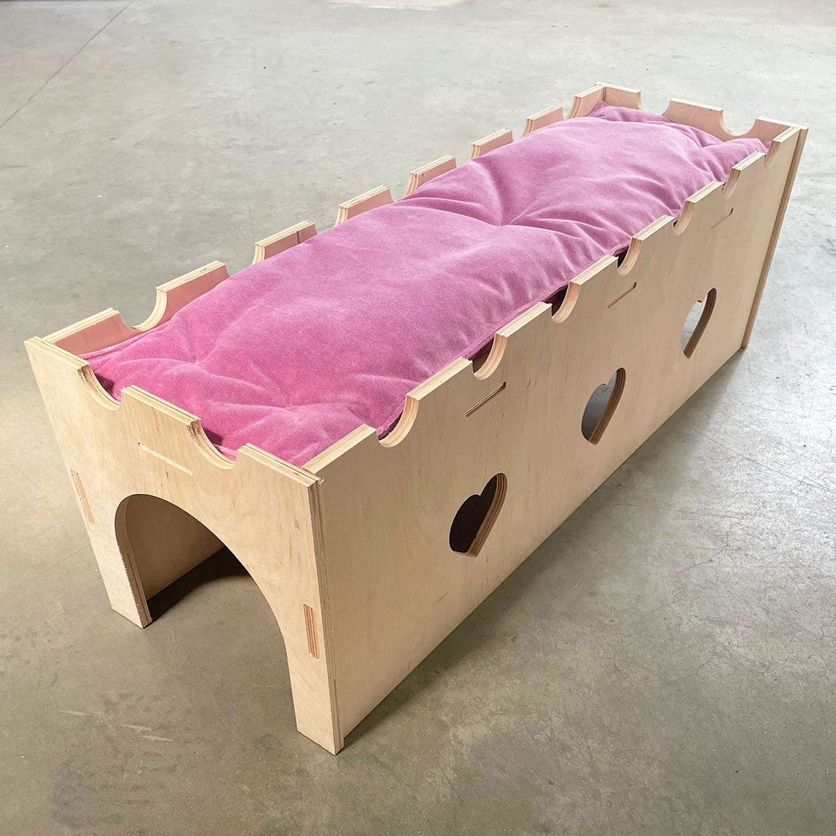 Tunnel per coniglio in legno naturale con cuscino rosa a marchio 515grammi, distribuito da Orme Differenti