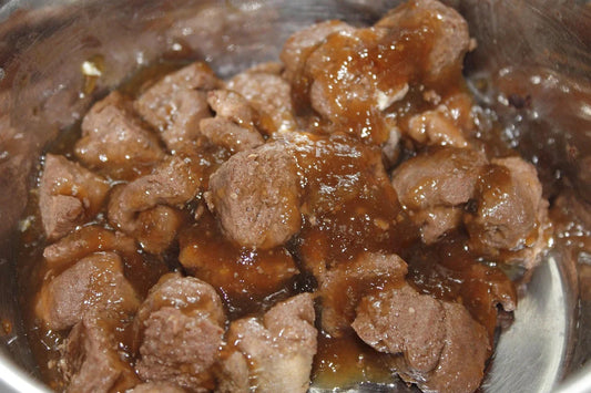 cibi premium umidi per cani, ciotola con carne, orme differenti