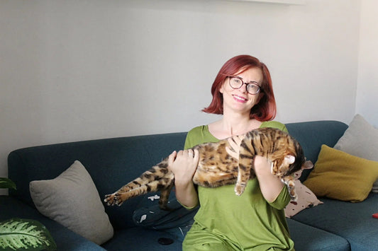 gatto bengala, felino, con donna che lo tiene in braccio, Orme Differenti