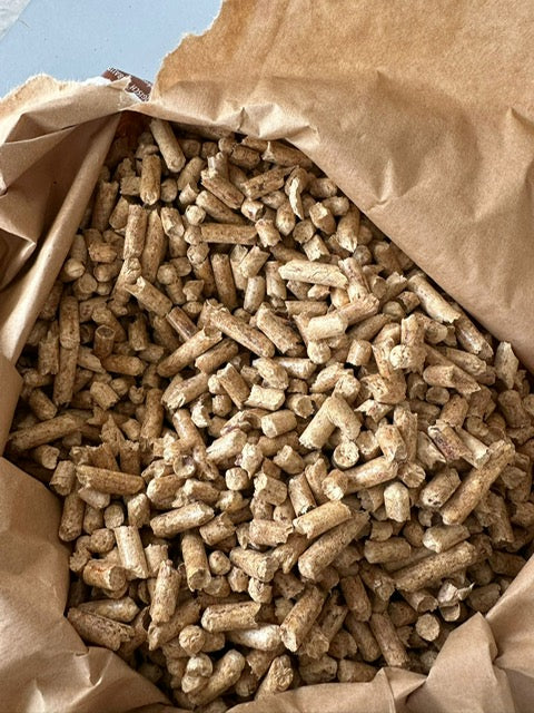 Lettiera per gatti in fibre di legno d'abete per gatti delicati, non si attacca alle zampe, utile se si vuole vedere il colore della pipì del micio,, piripù di Croita, distribuita da Orme Differenti