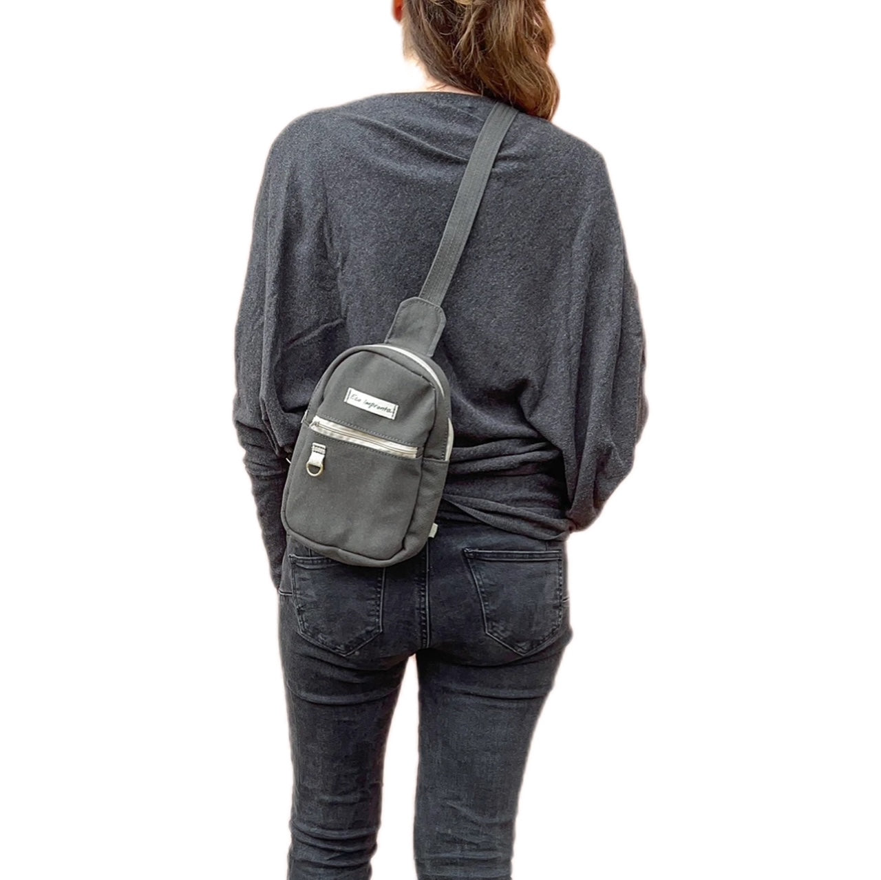 Borsa grigia per dog sitter e dog owner, tracolla, donna, con tre tasche di Eco Impronta distribuito da Orme Differenti