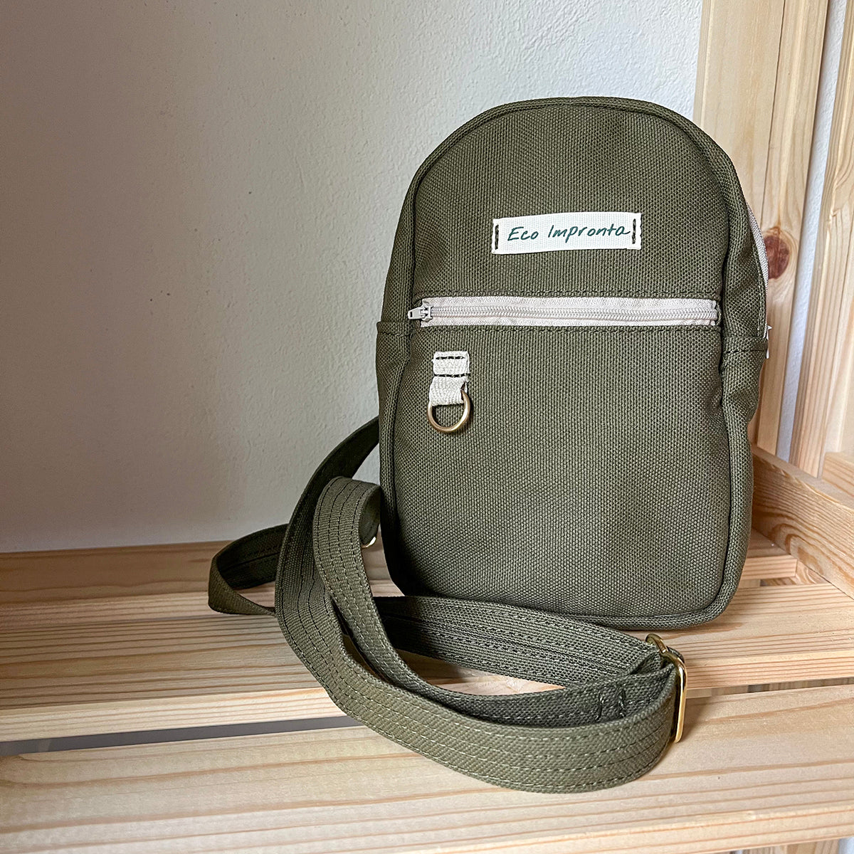 Borsa dog sitter di Eco Impronta color verde, con tracolla e anello porta sacchetti e chiavi, distribuita da Orme Differenti