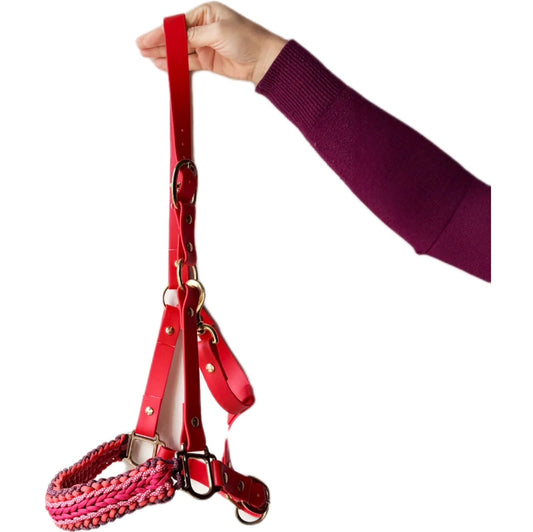 Capezza in biothane e paracord per cavalli, fotografata intera, colore rosso, pratica e resistente di Orme Differenti
