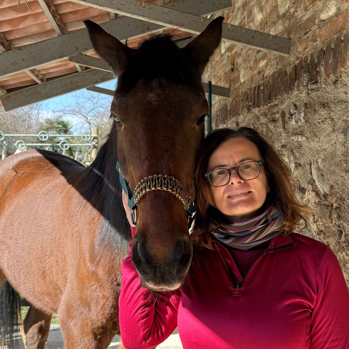 Capezza per cavalli in biothane, indossata su cavallo con donna, color verde, personalizzabile di Orme Differenti