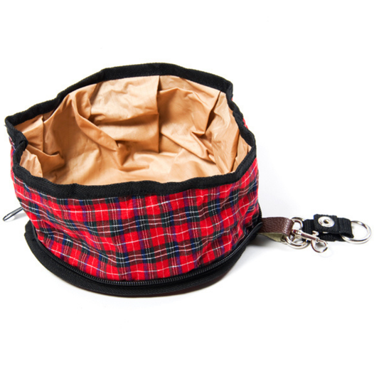 Ciotola da viaggio pieghevole e impermeabile, rosso e nera, aperta, di Farm Company distribuita da Orme Differenti