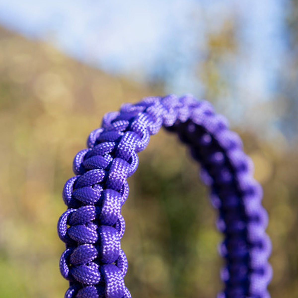 Collare per cani di taglia media in paracord, viola, primo piano dell'intreccio, di Orme Differenti