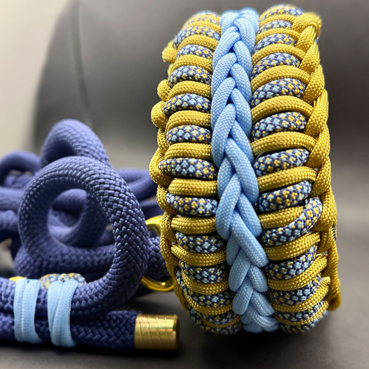 Collare e guinzaglio per cani di taglia media in Paracord, dettaglio dell'intreccio del collare fotografato in verticale- Orme Differenti