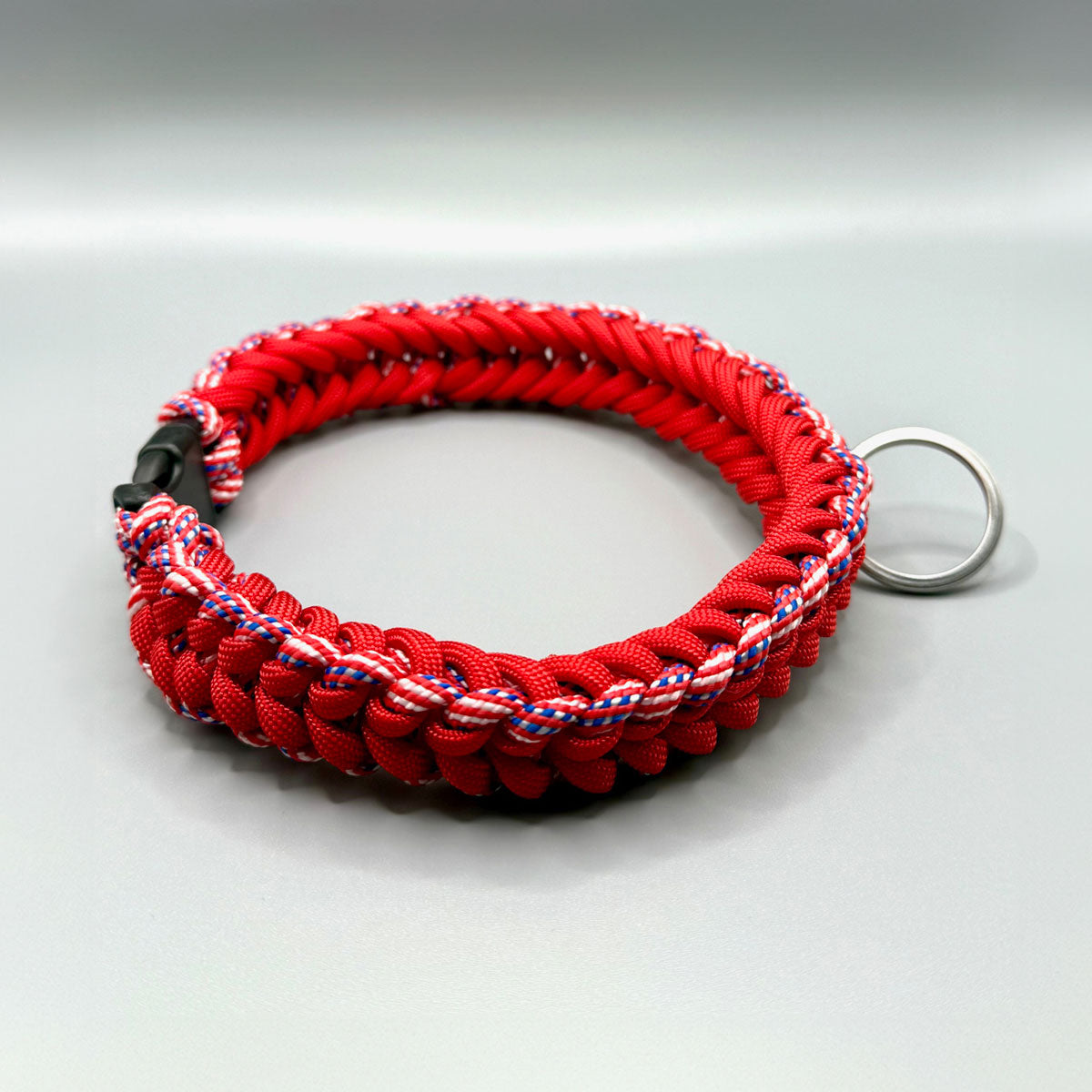 Collare per cani piccola taglia in paracord rosso, resistente e lavabile, in orizzontale su sfondo bianco - Orme Differenti