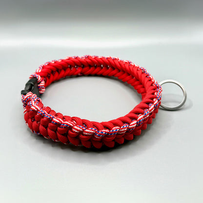 Collare per cani piccola taglia in paracord rosso, resistente e lavabile, in orizzontale su sfondo bianco - Orme Differenti