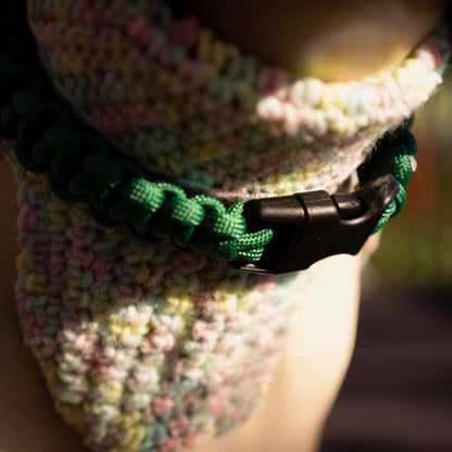 Dettaglio chiusura a fibbia in plastica, collare Paracord verde, cani molto piccoli, abbinato a maglioncino in lana - Orme Differenti 