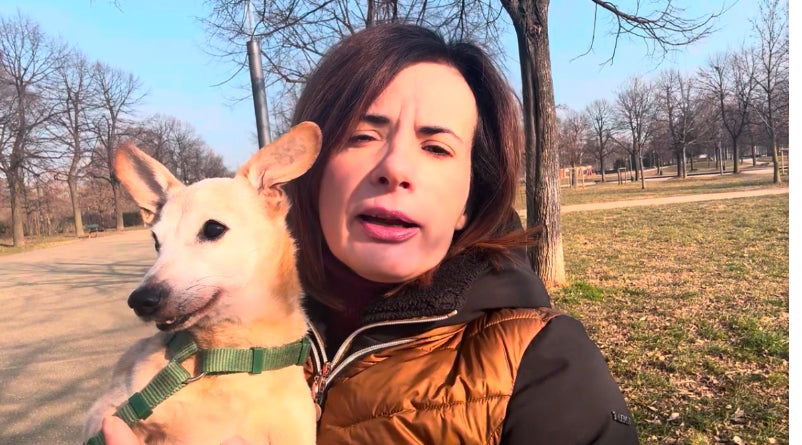 Carica il video: Daniela Larivei con cane in braccio parla del progetto di Orme Differenti