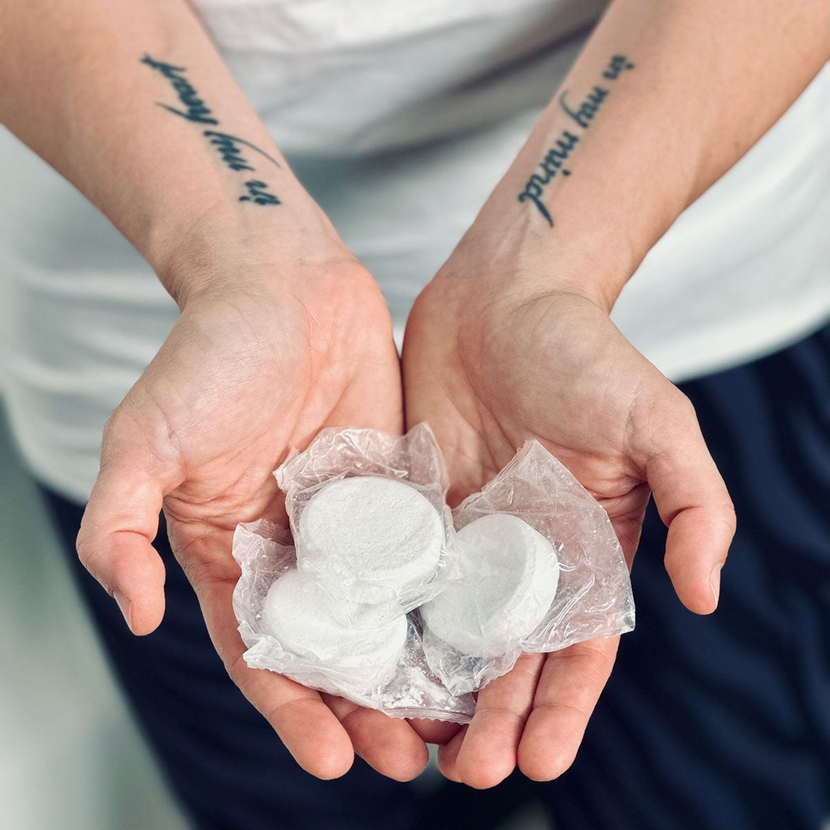 Detergente probiotico ecologico in pastiglie solide per pavimenti, marchio 515 grammi, immagine delle pastiglie fuori dalla confezione - Orme Differenti