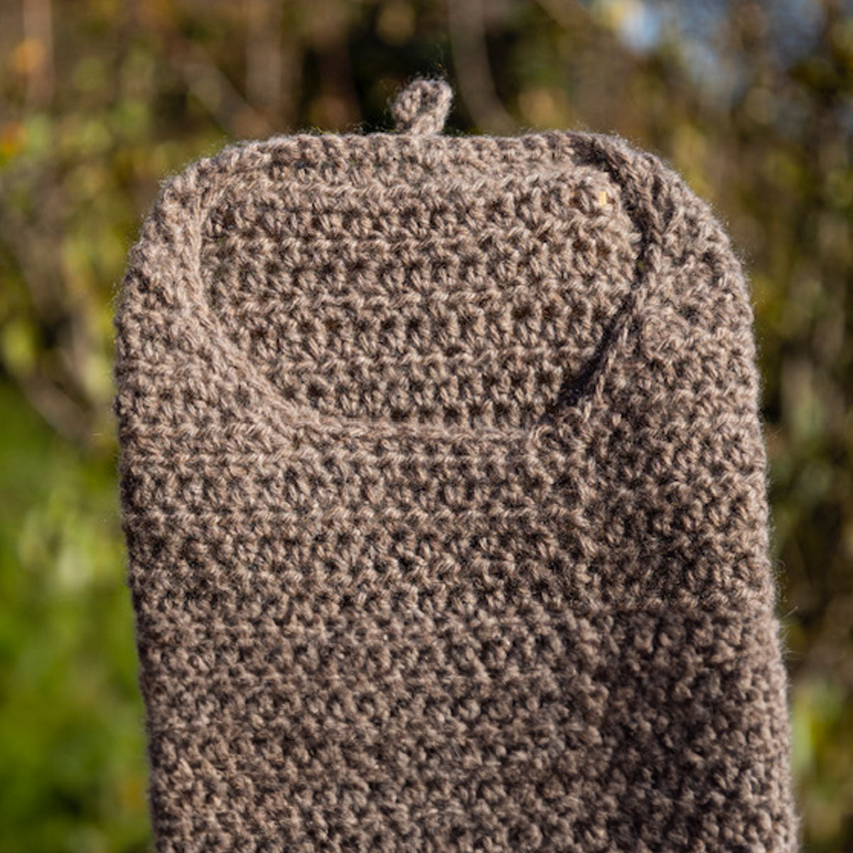 Cappottino in cashmere per cani molto piccoli, dettaglio bordo, realizzato a uncinetto - Orme Differenti