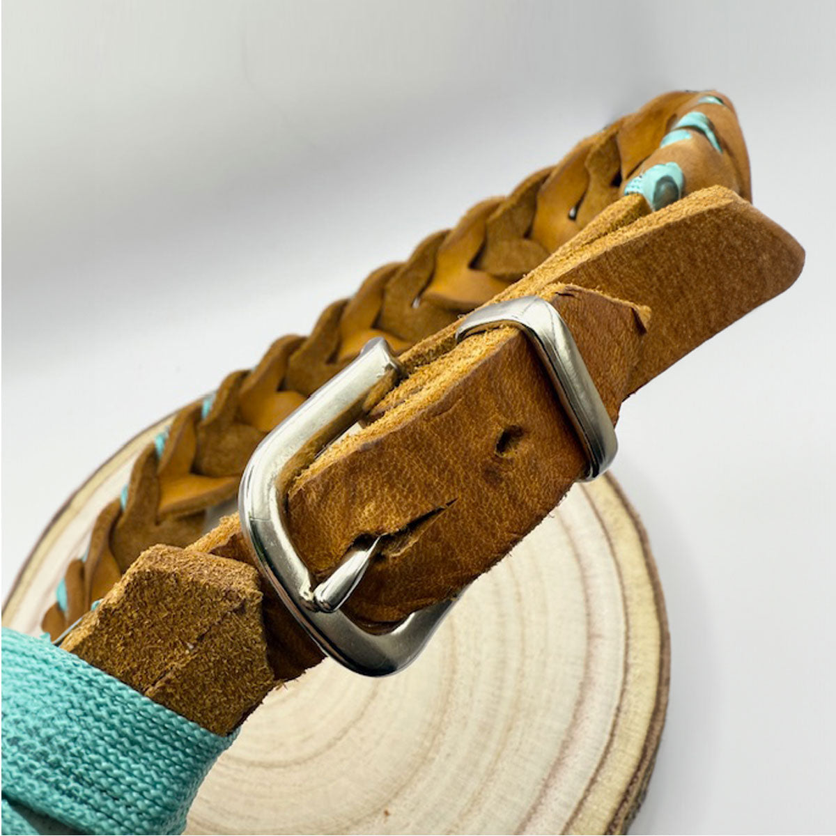 Dettaglio fibbia color argento, collare in cuoio per cani, con paracord, a marchio Orme Differenti