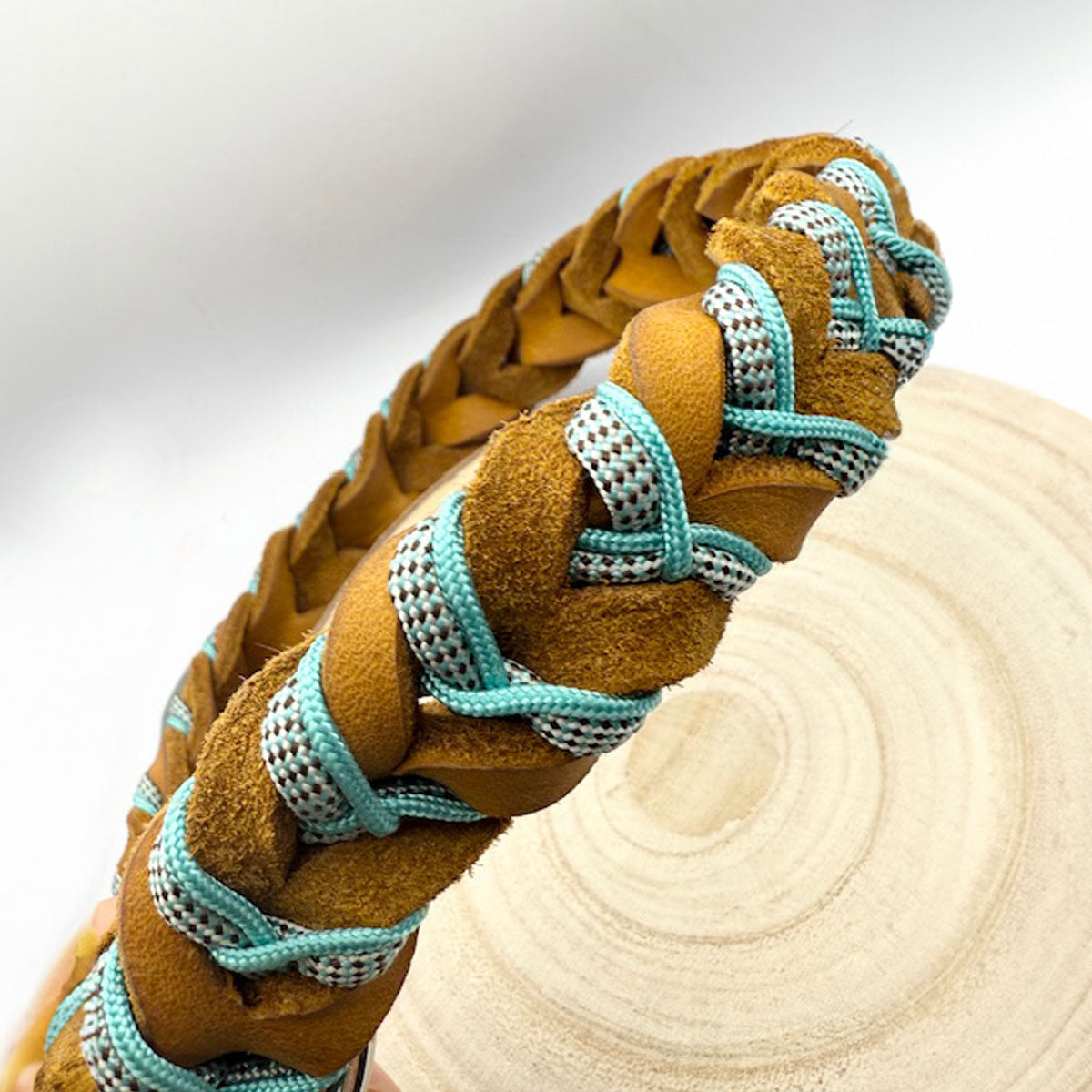 Dettaglio intreccio con paracord, collare cani in cuoio, resistente, a marchio Orme Differenti