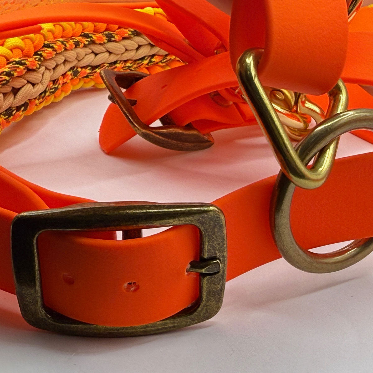 Dettaglio minuteria in ottone per capezza per cavallo in biothane e paracord di colore arancione realizzata da Orme Differenti