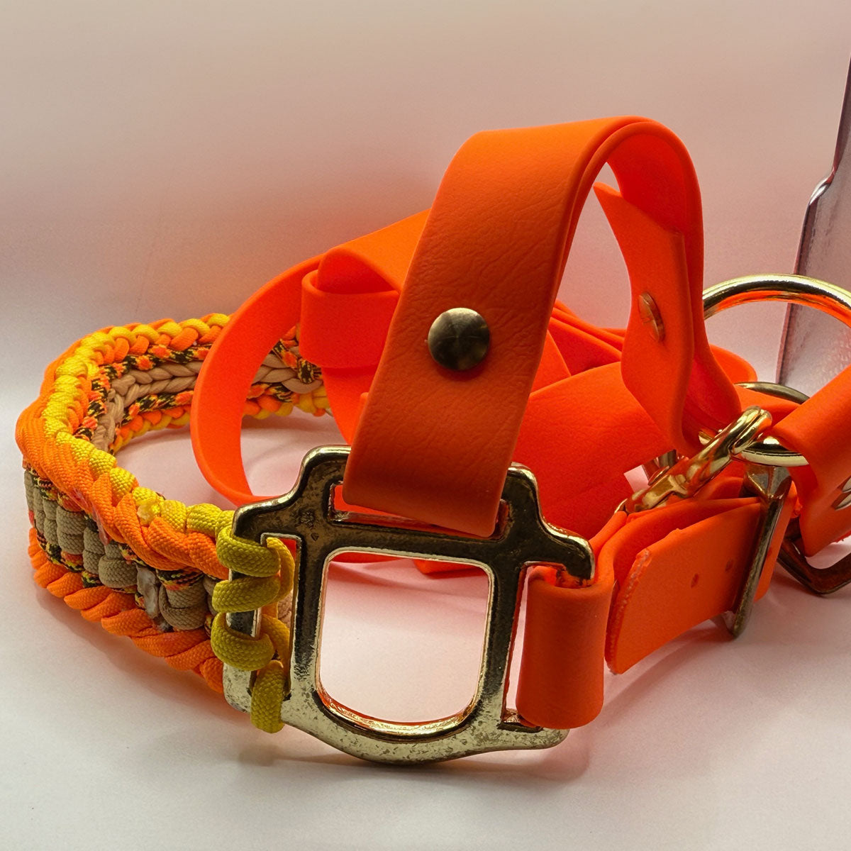 Dettaglio minuteria in ottone, capezza per cavallo in biothane e paracord, resistente, pratica e duratura di Orme Differenti