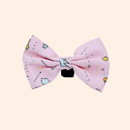 Fiocco per cani in cotone, rosa, lavabile a mano, di Cloud Doodles, distribuito da Orme Differenti