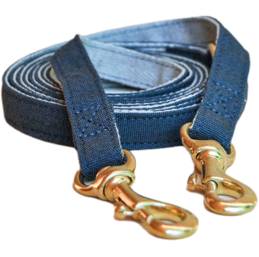 Guinzaglio a marchio Eco Impronta per cane mani libere in cotone e canapa biologica, blu, con doppio moschettone e tracolla regolabile - Orme Differenti