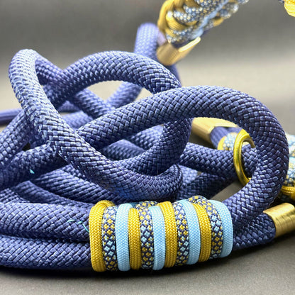 Guinzaglio in Paracord blu con dettaglio dell'intreccio, molto resistente e lungo 140 cm - Orme Differenti
