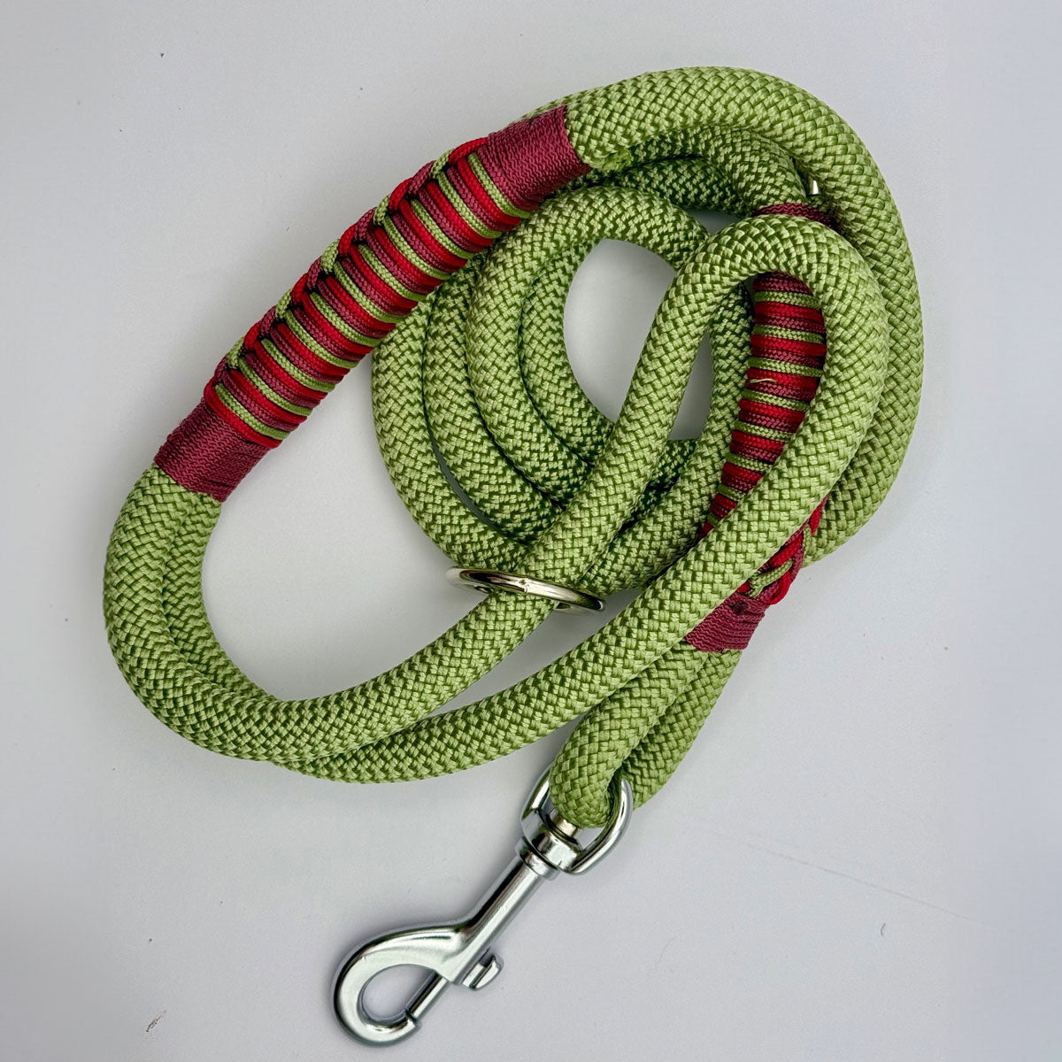 Guinzaglio per cani, color verde, in Paracord ultraresistente, fotografato dall'alto a marchio Orme Differenti