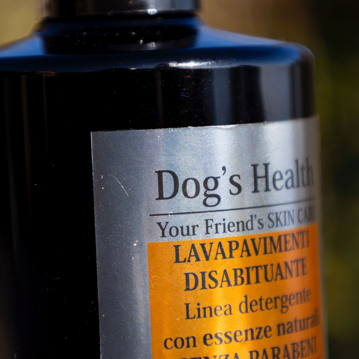 Lavapavimenti disabituante per cani, con essenze naturali, linea detergente di Dog's Health - Orme Differenti