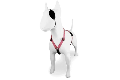 Pettorina ad H Pink Think per cani, comoda e confortevole, made in Italy, indossata su cane finto, di Morso by Orme DIfferenti