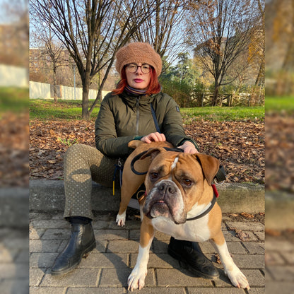 Servizio di Pet Sitting a Torino, daniela larivei con bulldog americano nel parco, orme differenti