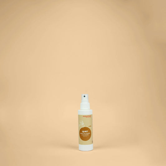 Spray rilassante e calmante per cani e gatti, formato 125 ml, a base di lavanda e biancospino, di Aninature distribuito da Orme Differenti