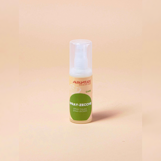 Spray zecche per cani, a base di oli essenziali ed estratti vegetali, facile da applicare, di Aninature, distribuito da Orme Differenti