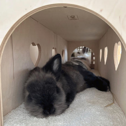 Tunnel in legno per conigli, fotografato con dentro un coniglio nero che dorme, marchio 515grammi - Orme Differenti