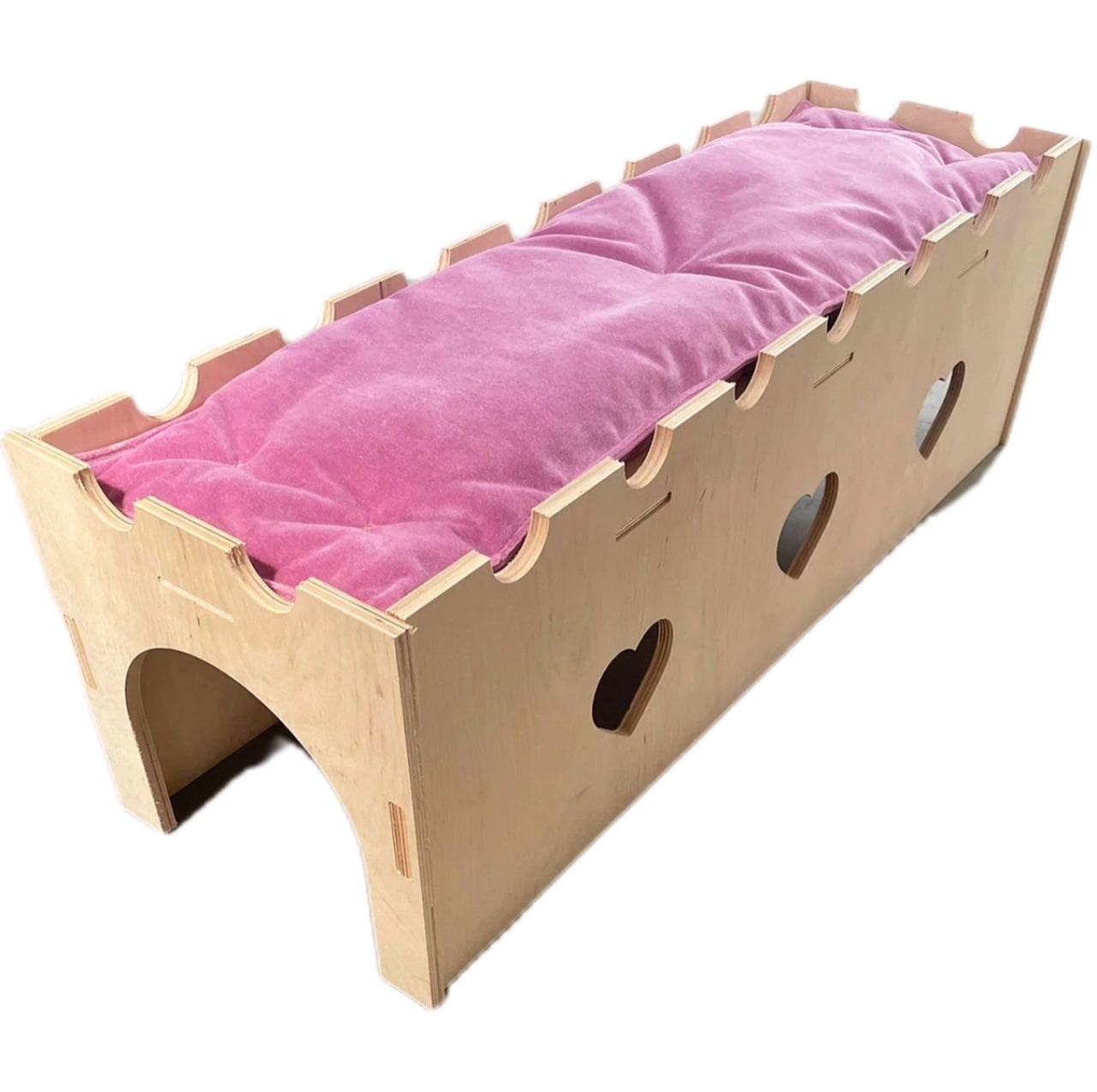 Tunnel per coniglio in legno naturale con cuscino rosa a marchio 515grammi, distribuito da Orme Differenti