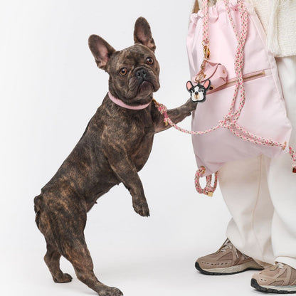 Zaino per cani ergonomico e capiente, rosa, traspirante, con tasche laterali e frontali, fotografato con cane bulldogue francese,  di One Dog distribuito da Orme Differenti